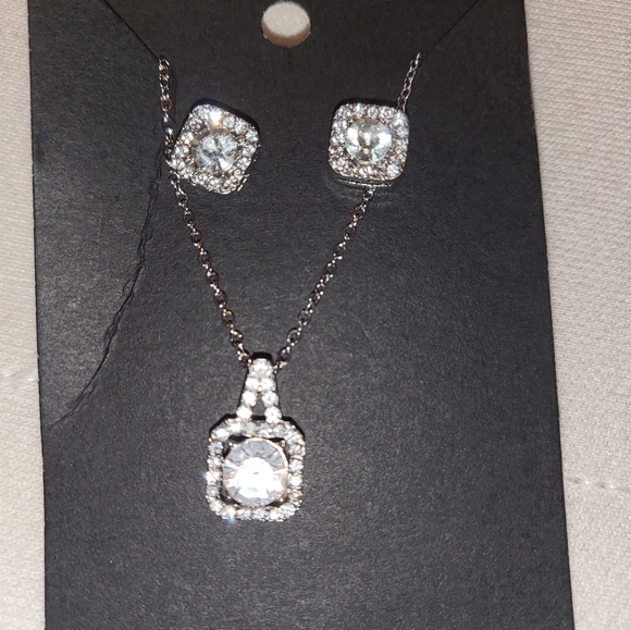 Beautiful elegant jewelry set with beautiful stud earrings - Picture 5 of 8